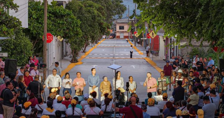 Héctor Santana entrega la nueva calle Independencia en San Vicente.