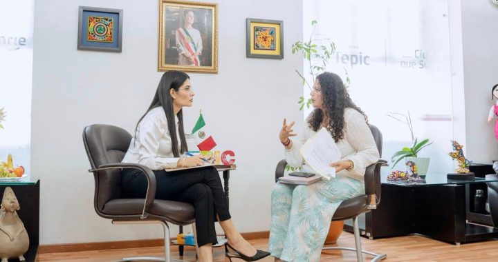 Geraldine atiende a vecinas y vecinos de Tepic.