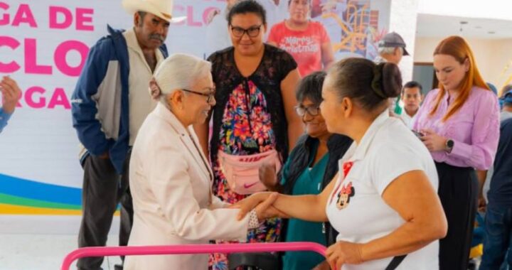 Comerciantes agradecen a Beatriz Estrada por entrega de triciclos de carga .