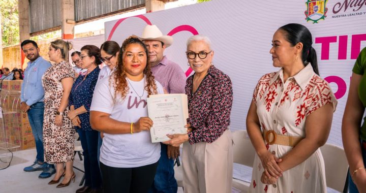 Beatriz Estrada lleva Latidos del Corazón a Rosamorada.