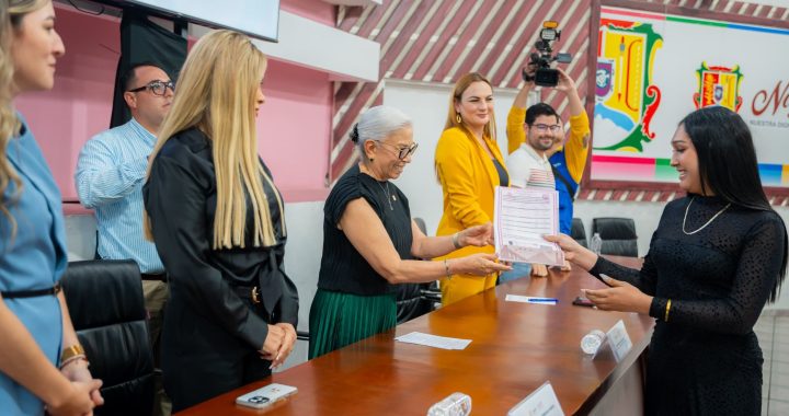 Entrega Beatriz Estrada 25 actas de nacimiento rectificadas por reconocimiento de identidad de género .