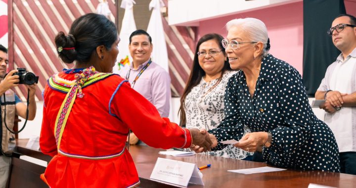 Entrega Beatriz Estrada apoyos a emprendedores y personas cuidadoras .
