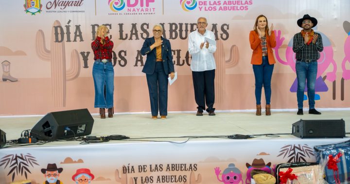 Beatriz Estrada y Miguel Ángel Navarro festejan a las y los abuelitos en su día.