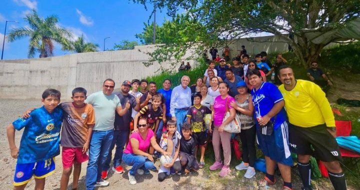 MIGUEL ANGEL NAVARRO QUINTERO DIALOGA CON DEPORTISTAS , FAMILIAS Y ENTRENADORES EN SU RECORRIDOS POR ESPACIOS DEPORTIVOS.