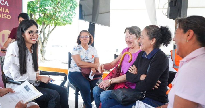 Geraldine escucha y dialoga con vecinos en la colonia El Paraíso.