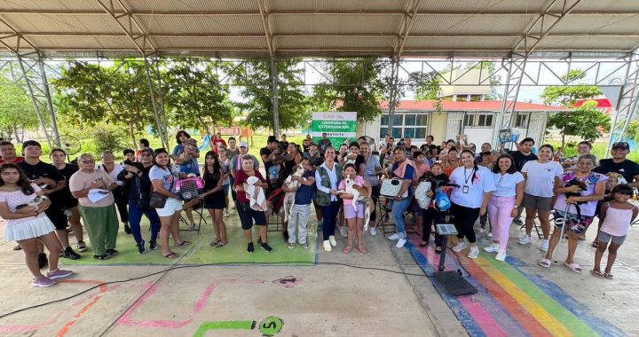 Héctor Santana cumple con las mascotas de Bahía de Banderas.