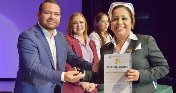Reconoce IMSS Nayarit a trabajadores por 25 y 30 años de servicio .