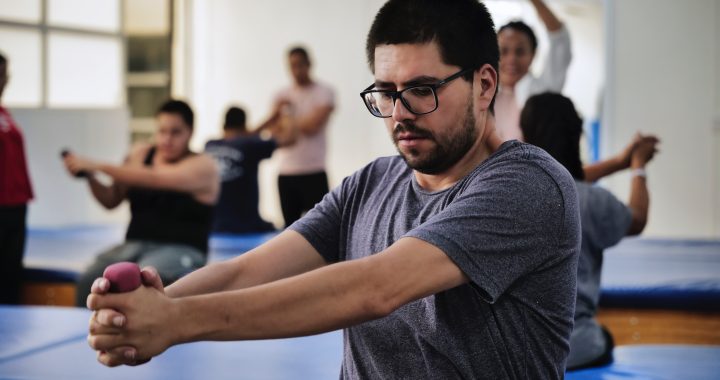 Paciente con hemiplejia logra recuperar movilidad gracias a rehabilitación intensiva del IMSS .