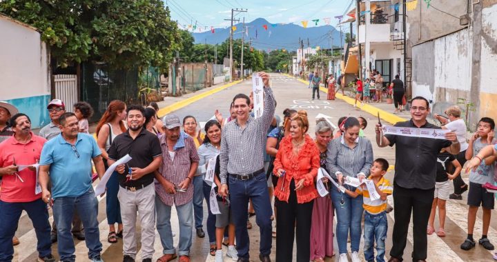 Héctor Santana inaugura la Calle 16 de Septiembre en Santa Rosa Tapachula .