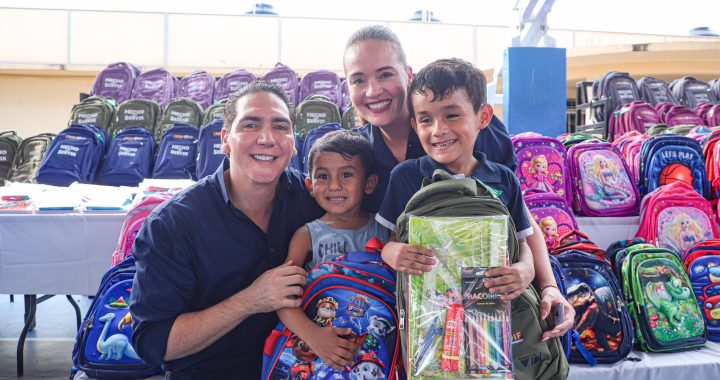 Héctor Santana y Margui Zúñiga entregan mochilas y útiles escolares a niños de Bahía de Banderas .