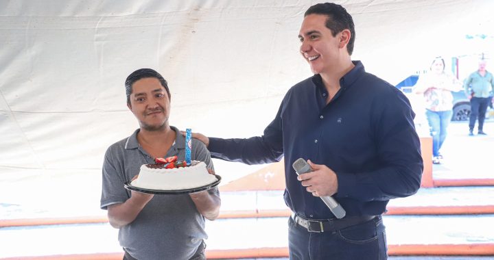 Héctor Santana escucha y responde en la Audiencia Ciudadana número 42 en San Juan de Abajo.
