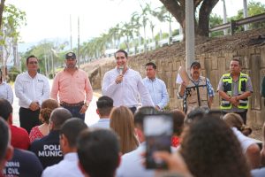 Héctor Santana entrega la Avenida Playa Los Picos en Bucerías.