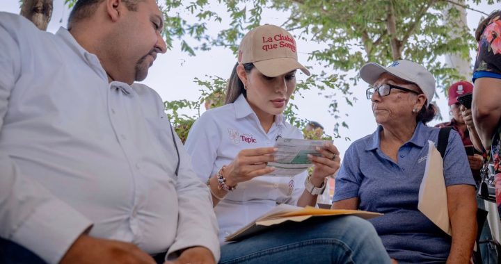 Escucha Geraldine a vecinos de la colonia Chapultepec.