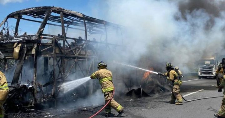 Incendio de autobús en Jala es atendido por la SSPC.