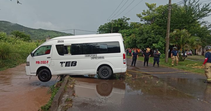 Rescata equipo de Reacción Inmediata del Gobierno de Tepic a personas atrapadas en combi.