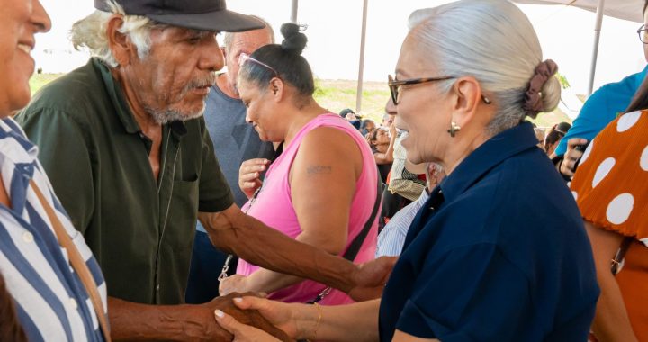 Impulsa Beatriz Estrada la economía de las familias con la entrega de triciclos.