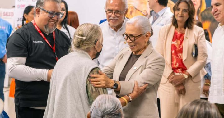 Beatriz Estrada y Miguel Ángel Navarro entregan esperanza con aparatos auditivos.