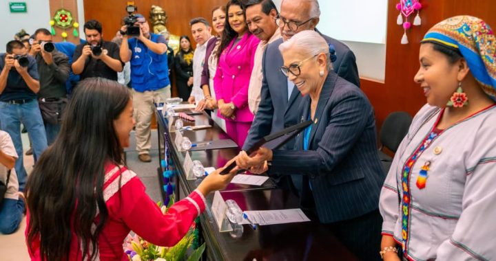 Beatriz Estrada y Miguel Ángel Navarro conmemoran el Día Estatal de la Mujer Indígena.