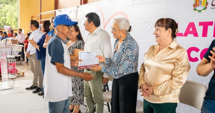 Familias de Ahuacatlán agradecen a Beatriz Estrada por fortalecer su alimentación.