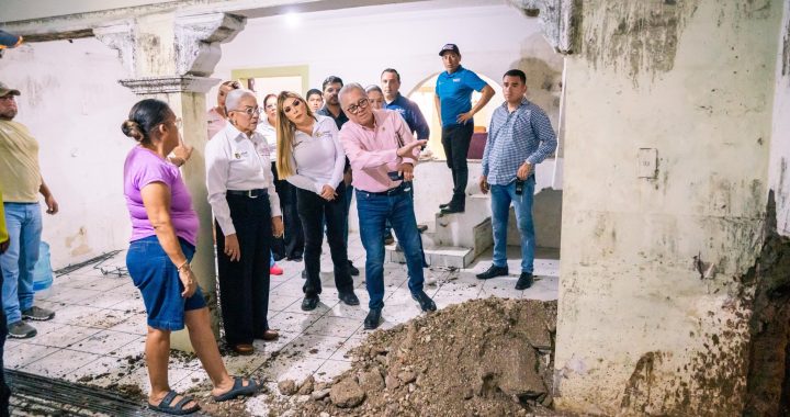 Beatriz Estrada entrega apoyos a familias afectadas por inundaciones en Tepic.