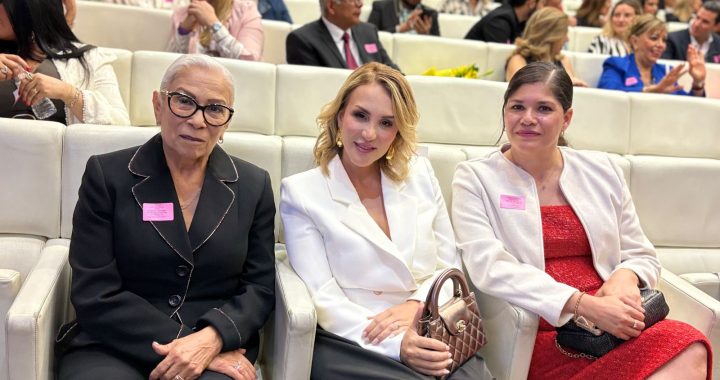 Beatriz Estrada recibe en el Senado el reconocimiento Mujer Distrito 2025.