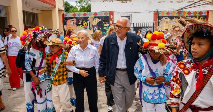 Miguel Ángel Navarro y Beatriz Estrada fortalecen la educación en la Secundaria Técnica Benito Juárez en Xalisco.