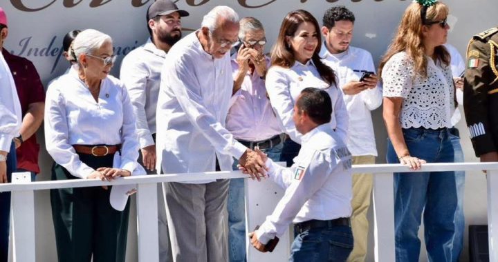 VIVE NAYARIT CON PATRIOTISMO Y GALLARDÍA EL DESFILE CIVICO- MILITAR;ENCABEZADO POR EL DR. NAVARRO QUINTERO Y SU ESPOSA LA DRA. BEATRIZ ESTRADA .