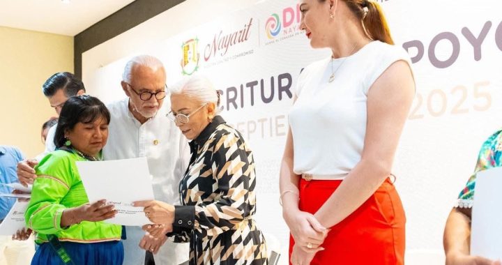 NAVARRO Y BEATRIZ ENTREGARON ESCRITURAS, LOTES Y ACCIONES DE VIVIENDA!