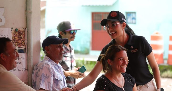 Geraldine Ponce supervisa trabajos de pavimentación en la calle Churubusco.