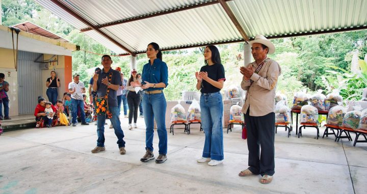 Geraldine entrega apoyos alimentarios a la comunidad de Otatiste.