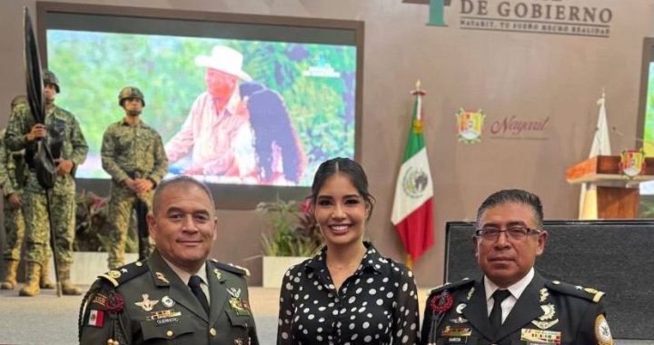 Geraldine Ponce acompaña a Miguel Ángel Navarro en su informe de gobierno.