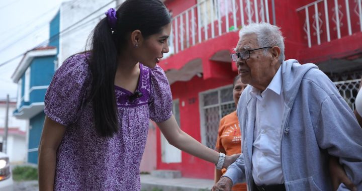 Le cumple Geraldine a vecinos de la colonia 20 de Noviembre.