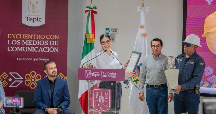 Tepic está a la vanguardia en alumbrado público, informa Geraldine.
