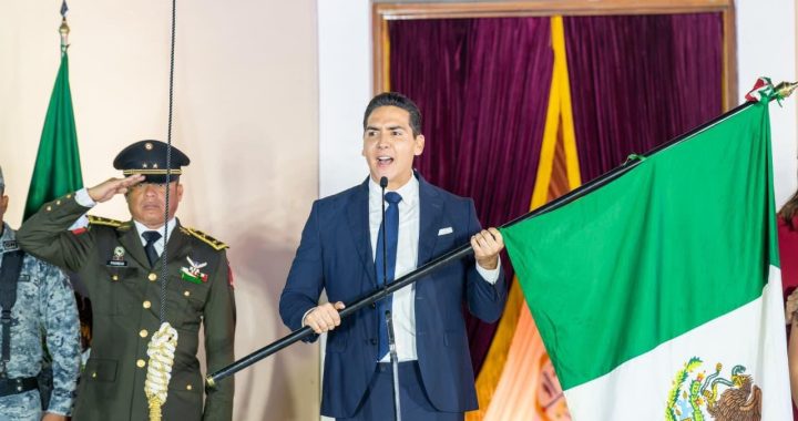 Bahía de Banderas vibró con el primer Grito de Independencia de Héctor Santana.