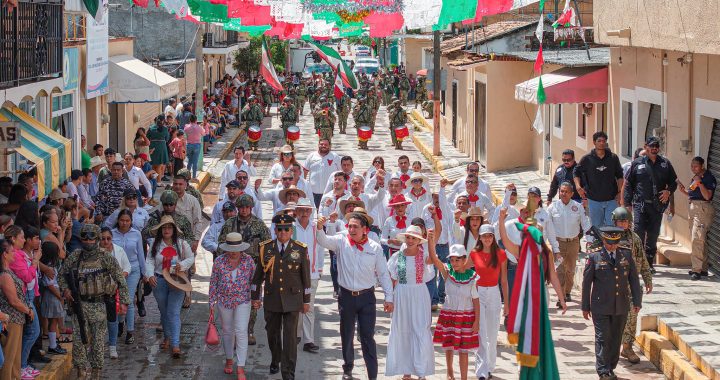 Valle de Banderas se viste de gala con el desfile cívico por el 215 aniversario de la Independencia de México.