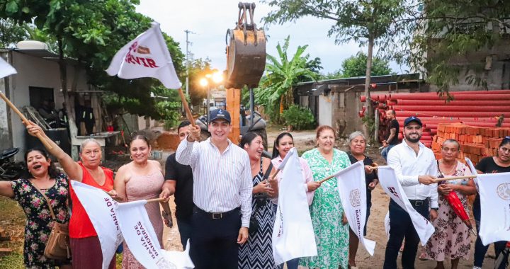 Vecinos de Loma Bonita celebran arranque de obra de alcantarillado con apoyo de Héctor Santana.