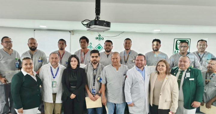 Reconoce IMSS Nayarit labor de camilleros en el traslado seguro de pacientes.