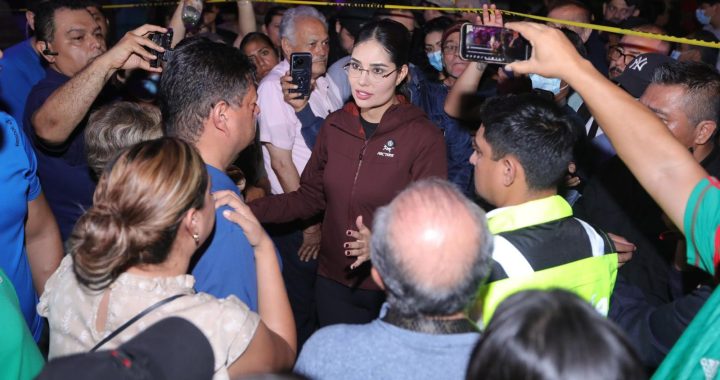 Geraldine Ponce atiende de manera directa a locatarios afectados por el incendio en el mercado Juan Escutia.