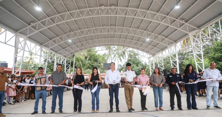 Héctor Santana cumple compromiso con la educación y fortalece la infraestructura educativa con nueva techumbre.