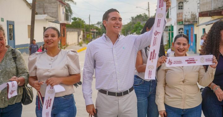Héctor Santana inaugura la Calle Primero de Mayo en San Juan de Abajo.