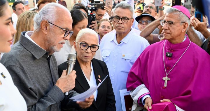 Gobernador Miguel Ángel Navarro Quintero da la bienvenida al nuevo Obispo de la Diócesis de Tepic.