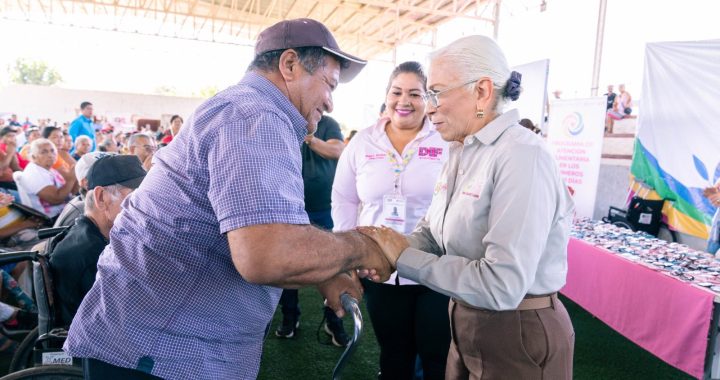 Beatriz Estrada acerca apoyos y servicios del Corazón de Nayarit a las familias de Acaponeta.