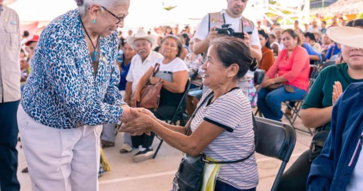 Beatriz Estrada lleva esperanza y bienestar a Huajicori con Latidos del Corazón .