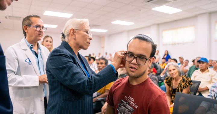 Beatriz Estrada y Miguel Ángel Navarro fortalecen la inclusión con la entrega de aparatos auditivos.