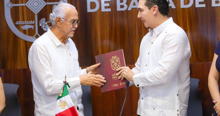 En Sesión de Cabildo, Héctor Santana presenta su Primer Informe de Gobierno.