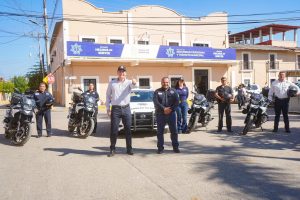 Héctor Santana entregó 14 nuevas patrullas para fortalecer la seguridad en el municipio .