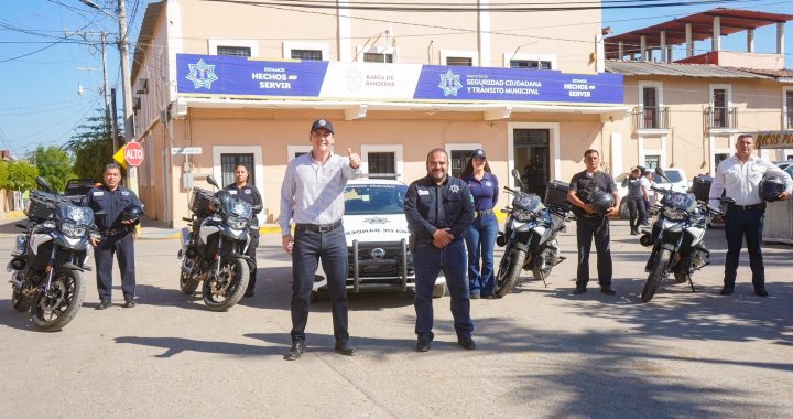 Héctor Santana entregó 14 nuevas patrullas para fortalecer la seguridad en el municipio .