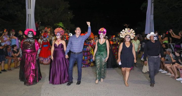 Héctor Santana da inicio al Festival Internacional de Día de Muertos con un espectacular desfile y concurso de Catrinas .