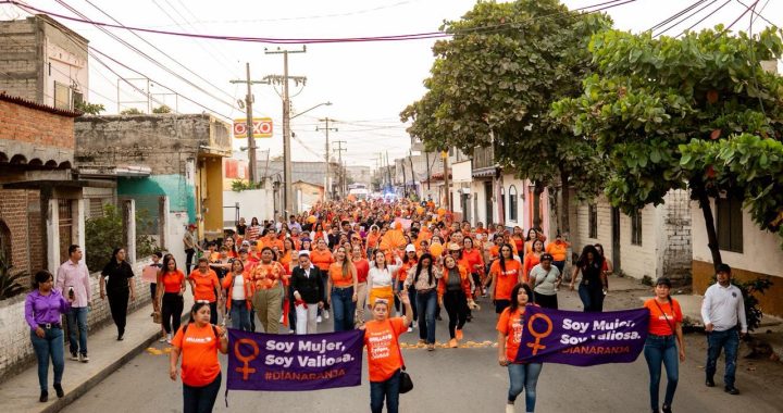 Bahía de Banderas conmemoró el 25N con una marcha histórica y la develación de la escultura, “La Mujer de la Justicia”.