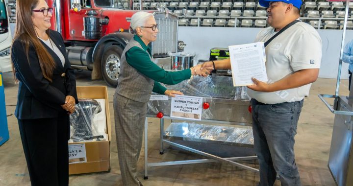 Entrega Beatriz Estrada apoyos laborales que fortalecen el ingreso de cientos de familias .